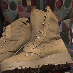 Boots for man , Vibram brandcoyote hot water,  size 8.5 , news, only need laces,